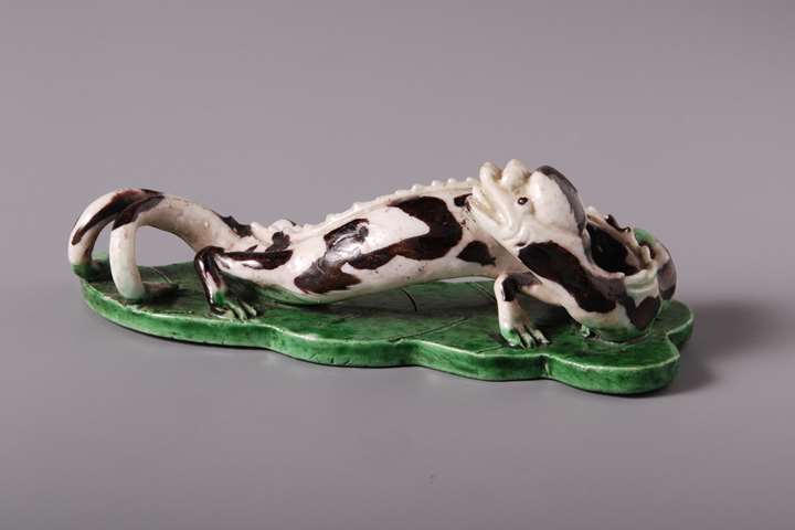 Famille verte model of a Dragonon artemesia leaf - Kangxi period